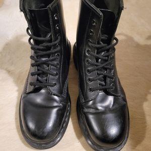 Dr. Martens Unisex 1460 Mono Smooth Leather Lace Up Boots